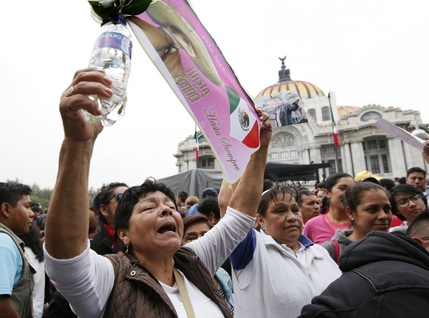 Los seguidores de Juan Gabriel permanecen por horas en las afueras del Palacio de Bellas ARtes.&nbsp;