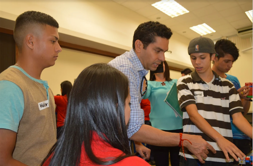 Ismael Cala se une a programas de estudios para ofrecer oportunidades a hispanos.&nbsp;