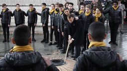 El presidente francés Emmanuel Macron enciende la llama en el monumento de la Tumba del Soldado Desconocido, en el Arco del Triunfo, en París.