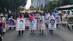 Amnistía recuerda que las familias de los estudiantes de Ayotzinapa siguen esperando justicia. 
