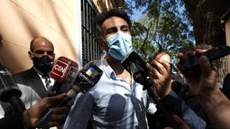 El neurocirujano Leopoldo Luque, exmédico personal de Diego Maradona, llega a la fiscalía en Buenos Aires, Argentina, el lunes 30 de noviembre de 2020. La casa y oficinas de Luque fueron allanadas el domingo en medio de investigaciones para establecer las circunstancias de la muerte de la exestrella del fútbol.&nbsp;