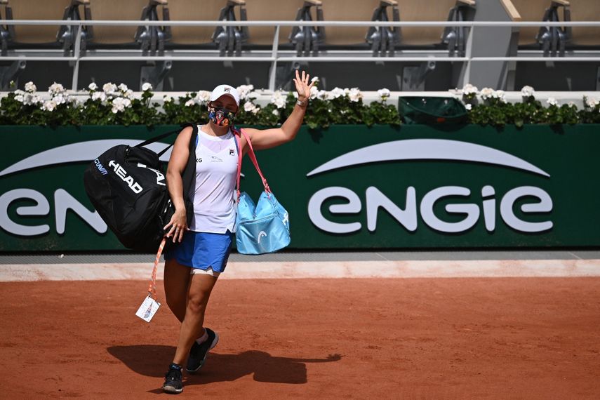 La australiana Ashleigh Barty abandona la cancha después de una lesión durante su partido de tenis de segunda ronda contra la polaca Magda Linette en el Roland Garros 2021