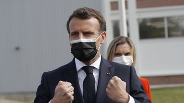 El presidente francés Emmanuel Macron visita la planta Delpharm en Saint-Remy-sur-Avre, al oeste de París, viernes 9 de abril de 2021. La planta envasa las vacunas Pfizer.&nbsp;
