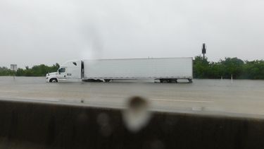 Un camión que circula en solitario por una de las arterias principales de Houston, Texas(EE.UU.). Los casi cuarenta centímetros de acumulación de agua en varios tramos de la autopista I-10 en las cercanías de Houston, a causa de la tormenta tropical Harvey