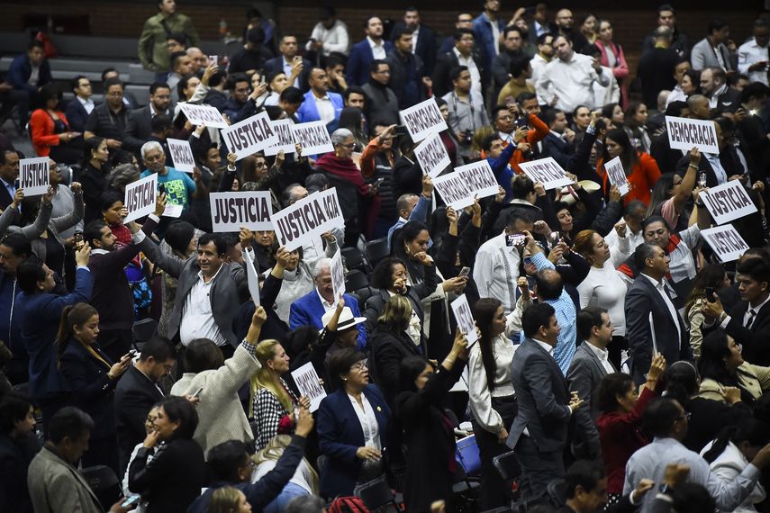 La cámara baja de México aprobó un controvertido plan de reforma judicial la madrugada del miércoles, aprobando la medida después de una sesión maratónica en un gimnasio deportivo mientras los manifestantes bloqueaban el acceso al Congreso