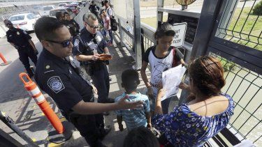 Oficiales de Migración realizan revisión en la frontera de Estados Unidos.&nbsp;