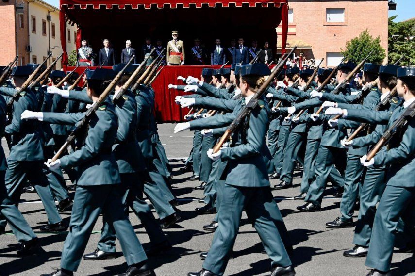 El rey Felipe VI preside la jura de bandera de la 129º promoción de guardias de la Academia de Baeza y la 170ª del Colegio de Guardias Jóvenes de Valdemoro.&nbsp;