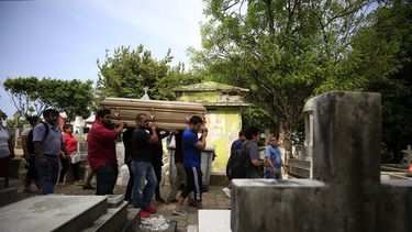 Varios hombres cargan con el féretro de Erick Hernández Enríquez, conocido como DJ Bengala, que murió en un ataque al club nocturno Caballo Blanco mientras trabajaba poniendo música, durante su entierro en el cementerio municipal de Coatzacoalcos, en el estado de Veracruz, México, el 29 de agosto de 2019.&nbsp; 