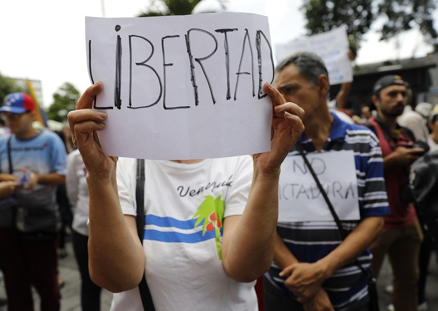 Una mujer sostiene un cartel en que se lee la palabra Libertad durante una protesta contra el&nbsp;r&eacute;gimen de Nicol&aacute;s Maduro en Caracas.