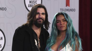 Juanes y Karol G posaron juntos en la alfombra roja de la ceremonia de los Latin American Music Awards en el BB&T Center, el jueves 15 de abril de 2021 en Sunrise, Florida.