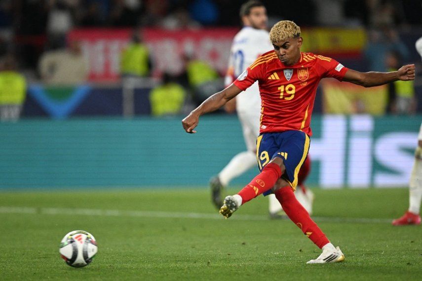 El delantero número 19 de España, Lamine Yamal, dispara desde el punto de penalti para marcar el tercer gol de su equipo durante la semifinal de la Liga de Naciones de la UEFA entre España y Francia en Stuttgart, suroeste de Alemania, el 5 de junio de 2025.&nbsp;