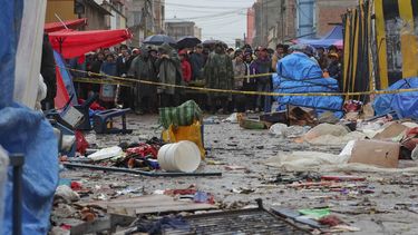 Fotografía de este domingo 11 de febrero de 2018 que muestra el lugar donde se produjo la&nbsp;explosión&nbsp;que ayer provocó seis muertos y 28 heridos en un mercado callejero que permanece acordonado mientras prosigue la investigación en la ciudad de Oruro, Bolivia.