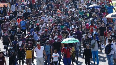 Migrantes en caravana pasan por México con destino a Estados Unidos
