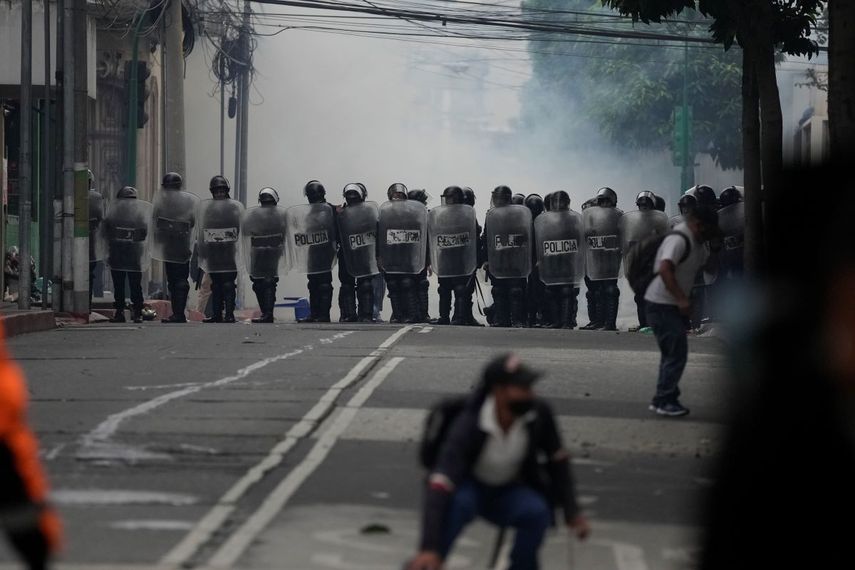 La policía antidisturbios forma un cordón durante una protesta de militares retirados exigiendo que se apruebe una ley que los compense por haber servido durante la guerra civil del país, frente al edificio del Congreso en la Ciudad de Guatemala el martes 19 de octubre de 2021. &nbsp;