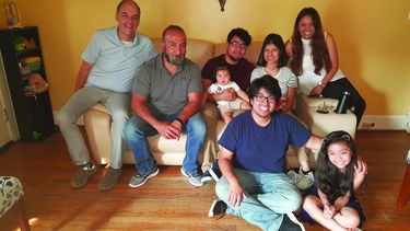 Una familia de migrantes que recibe ayuda del Consejo de Latinos Unidos.