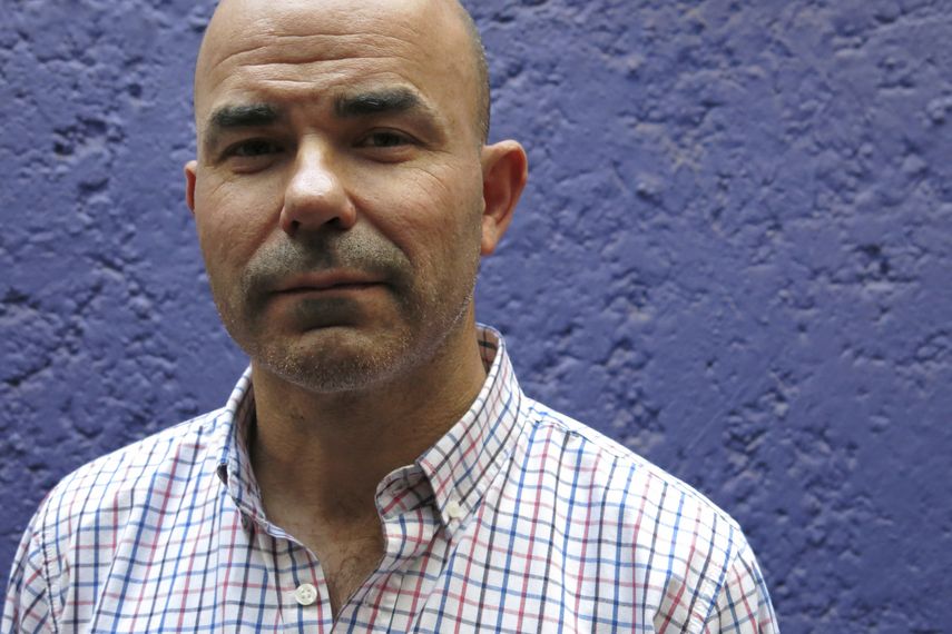 En esta fotograf&iacute;a de archivo del 31 de agosto de 2016 el autor argentino Eduardo Sacheri posa en la Ciudad de M&eacute;xico. Sacheri disfrut&oacute; transformarse en una chica de la d&eacute;cada de 1950 en su m&aacute;s reciente novela &ldquo;Lo mucho que te am&eacute;&rdquo;.&nbsp;