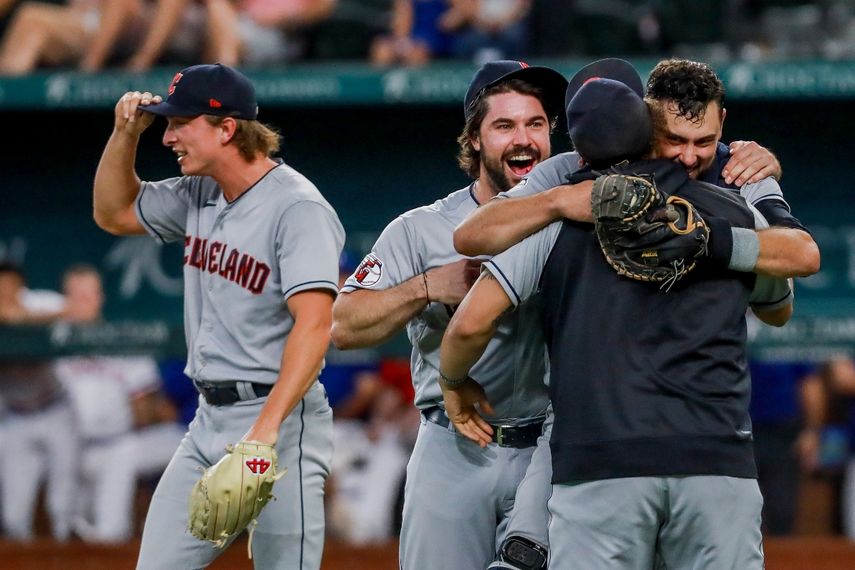 Los jugadores de los Guardianes de Cleveland celebran después de ganar el título de la Central de la Liga Americana, después de derrotar a los Rangers de Texas en el juego de béisbol, en Arlington, Texas, el domingo 25 de septiembre de 2022.&nbsp;