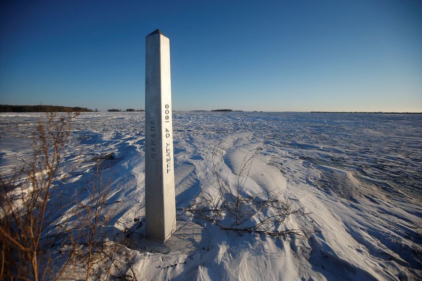 Un monolito marca la frontera entre Estados Unidos y Canadá en las afueras de Emerson, Manitoba, 20 de enero de 2022.&nbsp;