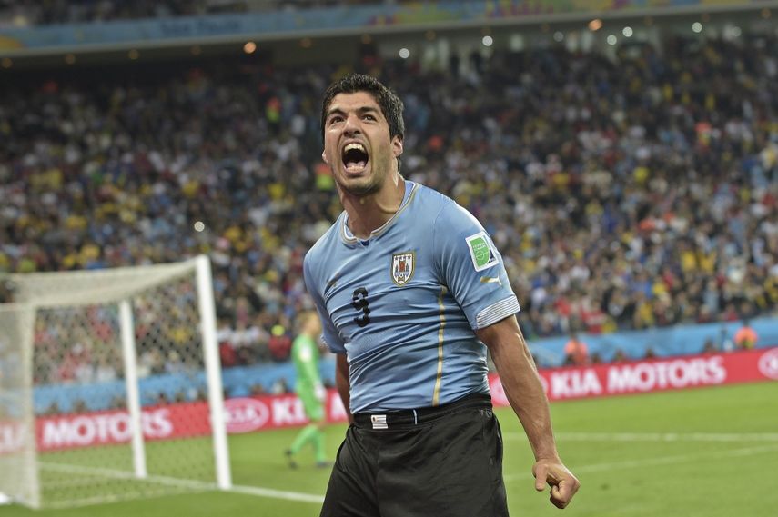 Luis Suárez es la figura de Uruguay, el equipo que llegó al Mundial pasado justo a través de esa media plaza. (ARCHIVO)