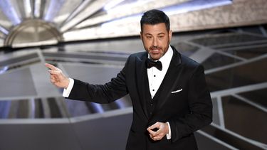 El presentador Jimmy Kimmel habla en los Oscar en Los Ángeles el 4 de marzo de 2018. Kimmel presidirá nuevamente la ceremonia en marzo, dijeron el lunes los productores del programa.