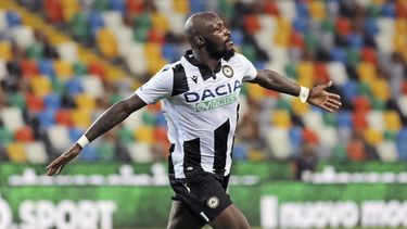 Seco Fofana del Udinese celebra tras anotar el gol para la victoria 2-1 ante Juventus en la Serie A italiana, el jueves 23 de julio de 2020.