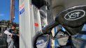 Un automovilista recarga su vehículo en una gasolinera United Oil, en Los Ángeles.   