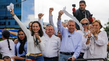 La líder opositora María Corina Machado, a la izquierda, y el candidato opositor Edmundo González sostienen actas de votación desde lo alto de un camión durante una protesta contra los resultados oficiales de las elecciones presidenciales de las que fue declarado ganador el dictador Nicolás Maduro en Caracas, Venezuela, el martes 30 de julio. 2024.