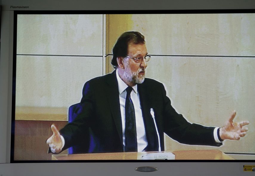Imagen del televisor de la sala de prensa de la Audiencia Nacional de San Fernando de Henares del presidente del Gobierno, Mariano&nbsp;Rajoy, que presta declaración como testigo en el macrojuicio de corrupción de la trama Gürtel en una sesión en la que también está citado en la misma condición el presidente del Senado, Pío García Escudero. &nbsp;