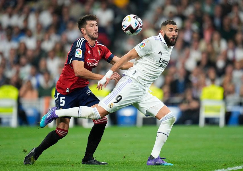 Foto del 2 de octubre del 2022, David García del Osasuna pelea por el balón con Karim Benzema del Real Madrid en el encuentro de liga en el Estadio Santiago Bernabeu.&nbsp;