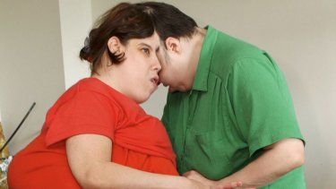 Los siameses George, izquierda, y Lori Schappell, entonces de 40 años, en su casa en Reading, Pensilvania, el jueves 8 de agosto de 2002.&nbsp;