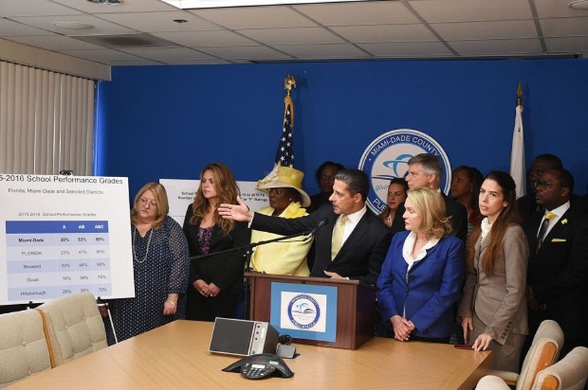 El superintendente Alberto Carvalho rodeado, entre otros, por la presidenta de la Junta Escolar del Condado Miami-Dade, Perla Tabares; Lawrence Feldman, miembro de la junta escolar por el distrito 9 y Raquel Regalado, miembro de la Junta por el distrito.