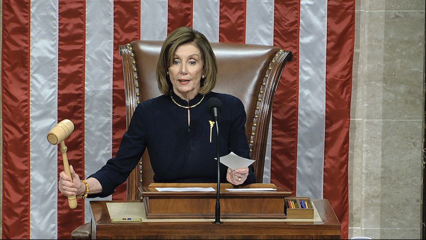 Martillo legislativo en mano, la presidenta de la C&aacute;mara de Represenantes Nancy Pelosi anuncia la aprobaci&oacute;n de la primera de dos acusaciones a Donald Trump el 18 de diciembre del 2019. Poco despu&eacute;s anunciar&iacute;a que la c&aacute;mara baja hab&iacute;a dispuesto que Donald Trump fuese sometido a un juicio po&iacute;tico.&nbsp;