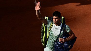 El español Carlos Alcaraz Garfia saluda al salir de la cancha después de ser derrotado por el serbio Novak Djokovic durante el partido de semifinales de individuales masculino en el día trece del torneo de tenis Roland-Garros Open en la Court Philippe-Chatrier en París el 9 de junio de 2023. &nbsp;