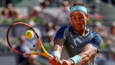 En esta imagen de archivo, Rafael Nadal devuelve ante David Goffin durante un partido en el Abierto de Madrid, en Madrid, el 5 de mayo de 2022.&nbsp;