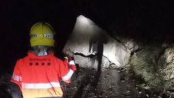 Un bombero en la zona del incidente en el que varias rocas obstaculizaron el flujo ferroviario cerca de Barcelona, el 20 de enero de 2026.&nbsp;