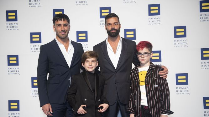 El cantante y activista Ricky Martin, agasajado con el Premio Visibilidad de la Human Rights Campaign, llega con su esposo Jwan Yosef, a la izquierda, y sus hijos mellizos Valentino y Matteo, a una cena de la organizaci&oacute;n en Washington el 28 de septiembre del 2019.&nbsp;