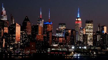 Rascacielos en Nueva York se iluminan con los colores de la bandera estadounidense el 5 de noviembre de 2024, día de elecciones presidenciales en el país.  