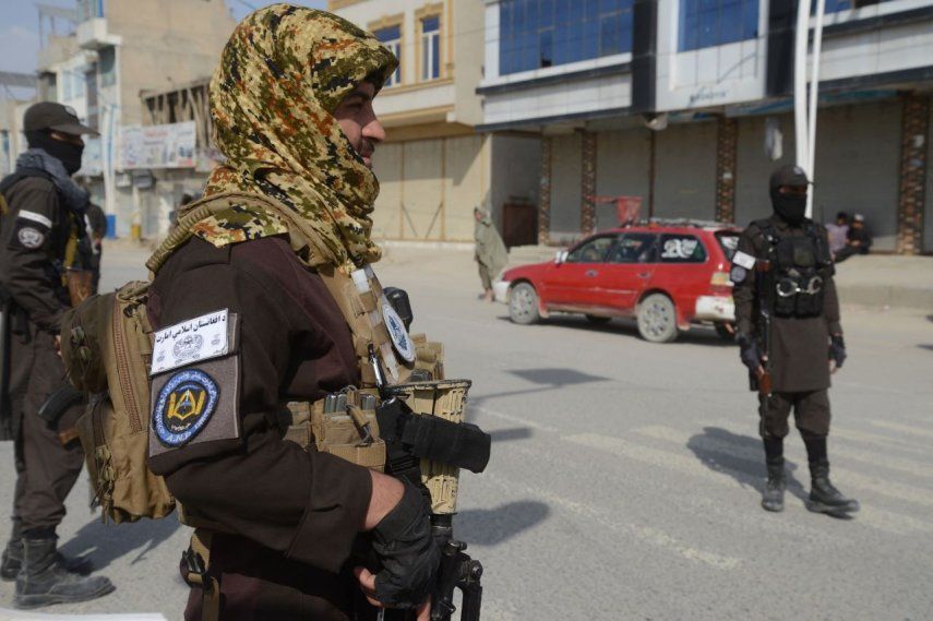 Personal de seguridad talibán vigila a lo largo de una carretera en Kandahar el 27 de febrero de 2026, después de los tiroteos transfronterizos ocurridos durante la noche entre Afganistán y Pakistán.