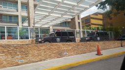Vehículos del Servicio Bolivariano de Inteligencia (Sebin) en el Hotel Pestana, en Caracas.