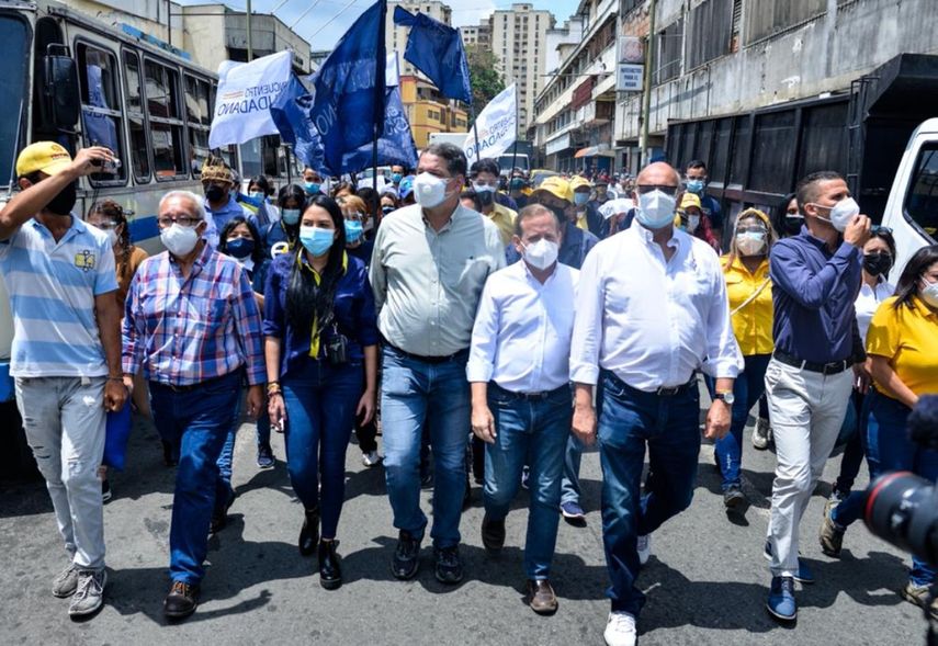 Diputados de la Asamblea Nacional (AN) legítima de Venezuela recorren la ciudad de Los Teques, en el estado Miranda, una de las más afectadas en el país por la pandemia del COVID-19.