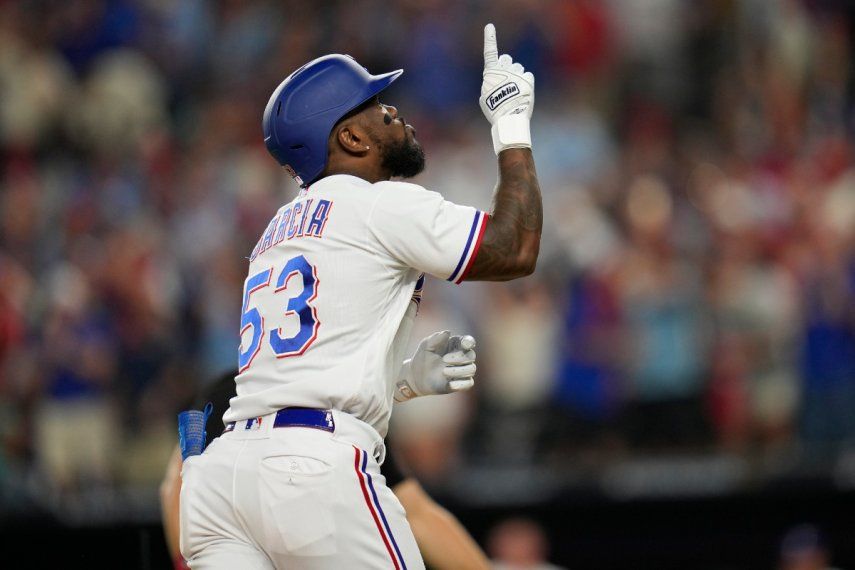 El cubano Adolis García, de los Rangers de Texas, festeja luego de conectar un jonrón de tres carreras en el tercer juego de la serie divisional de la Liga Americana ante los Orioles de Baltimore, el martes 10 de octubre de 2023&nbsp;