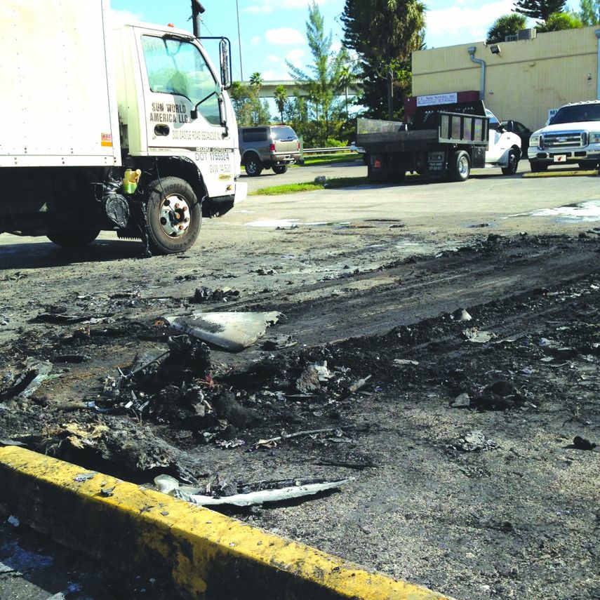 las autoridades retiraron los escombros del automovil incinerado pocas horas despues de haber sido incendiado