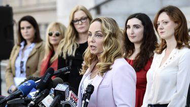 La actriz y una de las activistas del movimiento #MeToo Louisette Geiss habla en una conferencia de prensa con Silence Breakers, un grupo de mujeres que han hablado acerca de la conducta sexual inapropiada del productor de Hollywood Harvey Weinstein en el ayuntamiento de Los Ángeles el 25 de febrero de 2020.