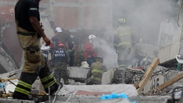 Brigadistas y voluntarios continúan con las labores de rescate en un edificio colapsado en una de las zonas más afectadas por el terremoto que sacudió en centro de México&nbsp;este martes 19 de septiembre.