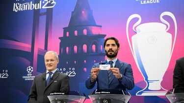El futbolista turco y embajador de la final de la UEFA en Estambul, Hamit Altintop, durante el sorteo de la Liga de Campeones junto al subsecretario general de la UEFA, Giorgio Marchetti, en la sede de la UEFA en Nyon