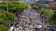 Miles de personas marcharon en contra del gobierno del presidente Gustavo Petro en Bogotá y otras ciudades de Colombia.