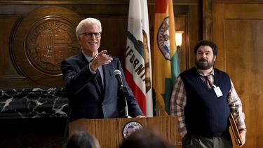 Ted Danson en el papel del alcalde Neil Bremer y Bobby Moynihan como Jayden Kwapis en una escena de la nueva comedia Mr. Mayor. que se estrena el jueves por NBC.&nbsp;