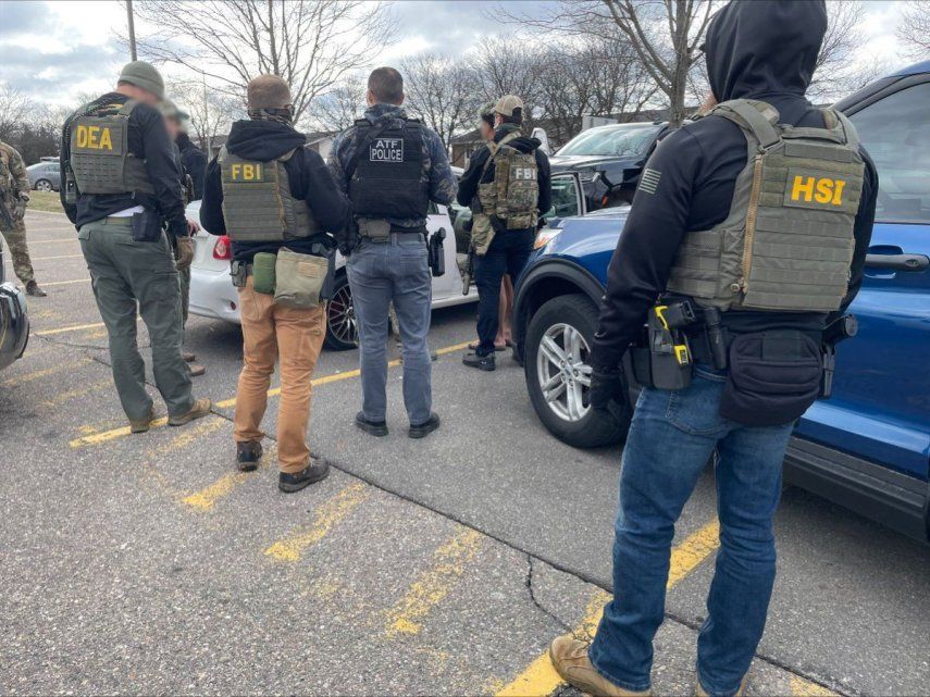 Agentes de ICE, el FBI y la DEA durante un operativo arrestan a un extranjero indocumentado acusado de cometer crímenes.