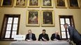 Fran&ccedil;ois-Henri Pinault, director general del grupo de lujo franc&eacute;s Kering (a la izquierda), su padre Fran&ccedil;ois Pinault (a la derecha) y el arzobispo de Par&iacute;s Michel Aupetit (centro) firman un acuerdo para recaudar fondos para la reconstrucci&oacute;n de la catedral de Notre-Dame, en Par&iacute;s.