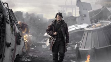 En esta imagen proporcionada por Lucasfilm Ltd. Diego Luna interpreta a Cassian Andor en la serie Andor.